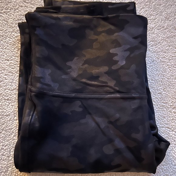 SPANX Faux Leather Camo Leggings Size M NEW! - Picture 4 of 4